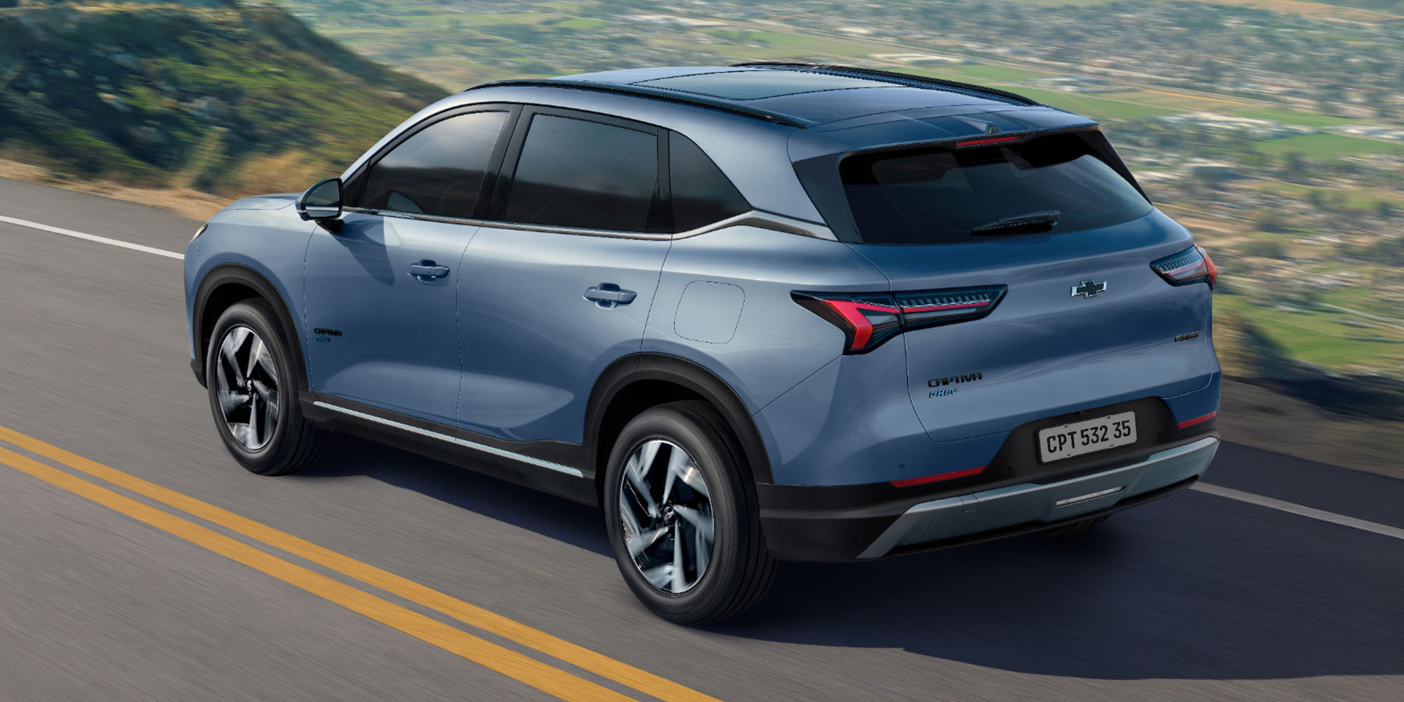 Vista trasera de la Chevrolet Captiva PHEV en ruta